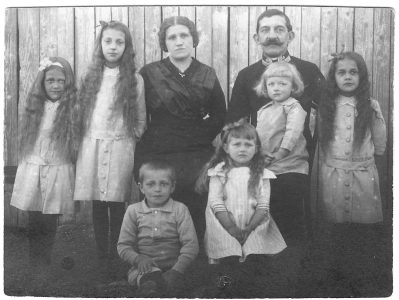 2. 1915 r.Kęty, Natalia (pierwsza po prawej) z rodzicami i rodzeństwem